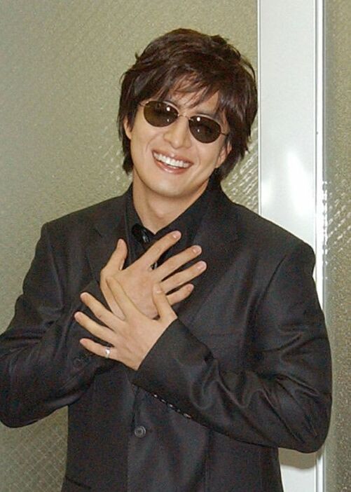 ２００４年４月に来日した韓国ドラマ「冬のソナタ」主演の「ヨン様」ことペ・ヨンジュンさん＝羽田空港