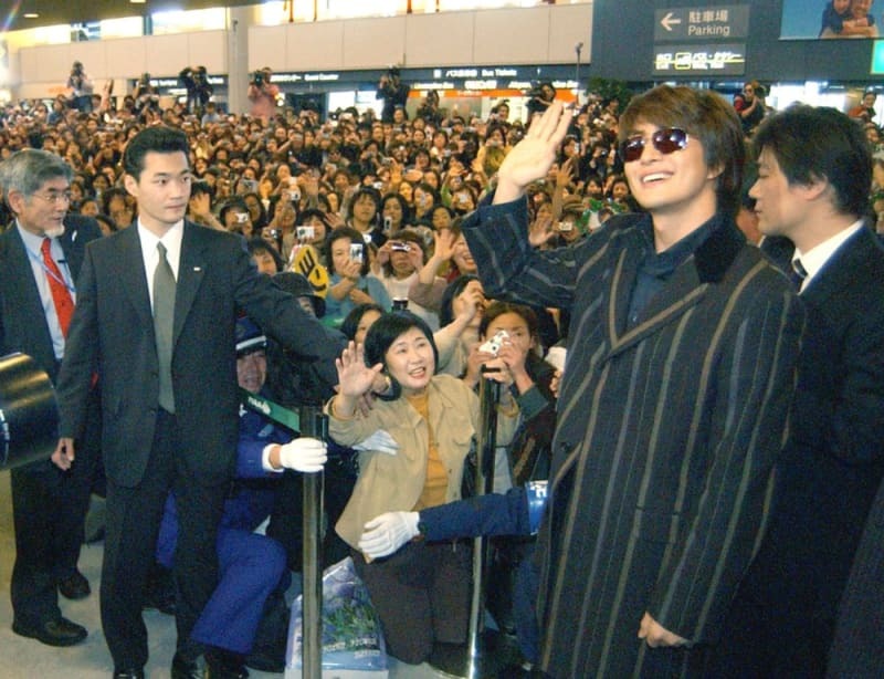 ２００４年１１月に来日した韓国ドラマ「冬のソナタ」主演の「ヨン様」ことペ・ヨンジュンさんを熱狂的に迎えるファン＝成田空港