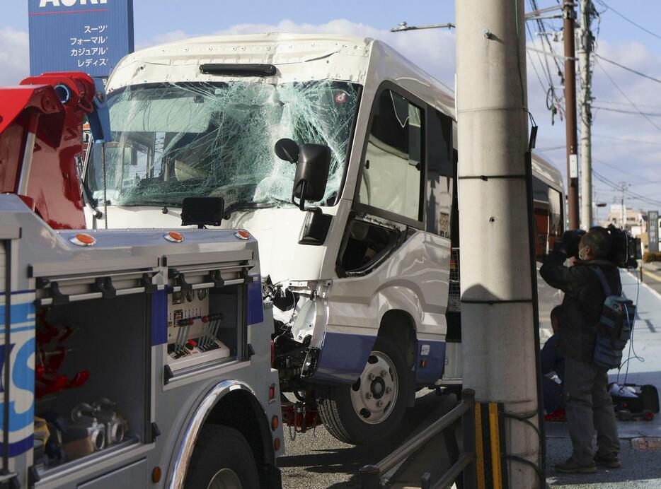 福岡県粕屋町の県道で事故を起こしたマイクロバス＝25日午前9時48分