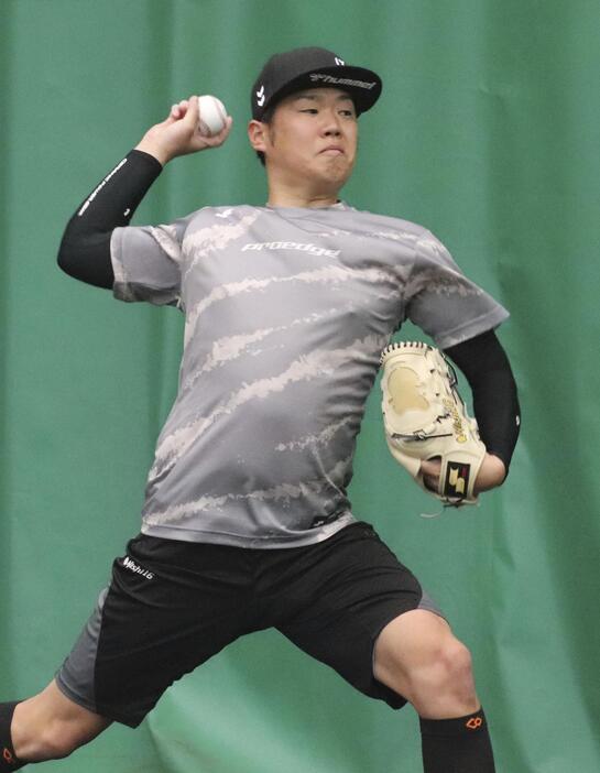 ブルペンで投球する阪神・西勇＝沖縄県宜野座村