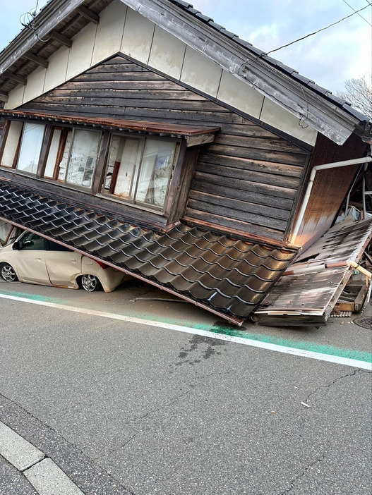 地震で倒壊した家屋＝1日午後4時半ごろ、石川県志賀町