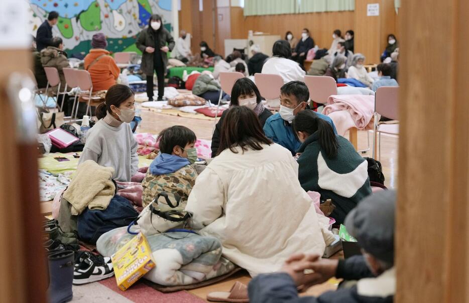 地震で大きな被害を受けた石川県輪島市の避難所で過ごす家族＝2日午後3時28分