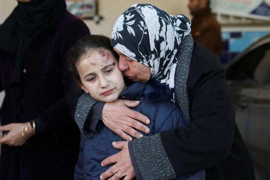 6日、パレスチナ自治区ガザ南部ハンユニスで、イスラエルの攻撃によって負傷した少女（ロイター＝共同）