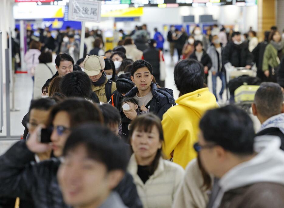 航空便の振り替えや返金手続きのため、航空会社のカウンターに列をつくる人たち＝3日午前、福岡空港国内線ターミナル