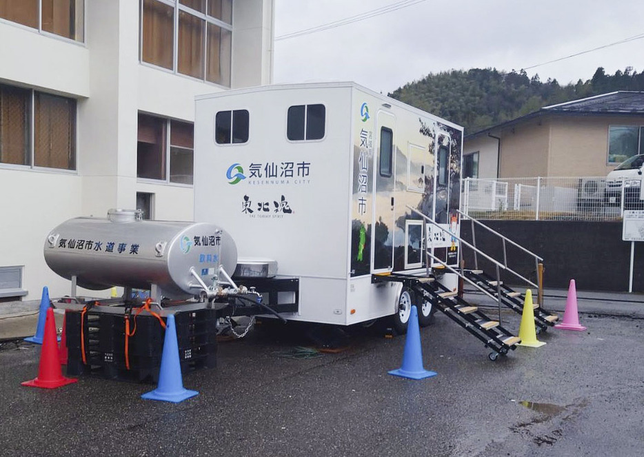 石川県輪島市の鳳至小学校に到着した、お笑いコンビ「サンドウィッチマン」寄贈の「トイレトレーラー」＝6日（宮城県気仙沼市提供）