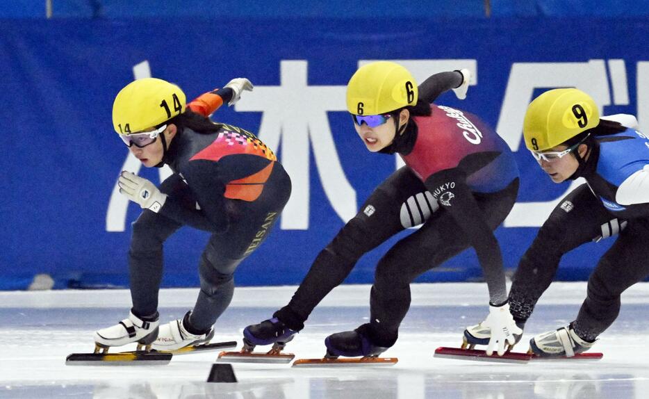 女子1500メートルで優勝した関口綾野（左）＝帝産アイススケートトレーニングセンター