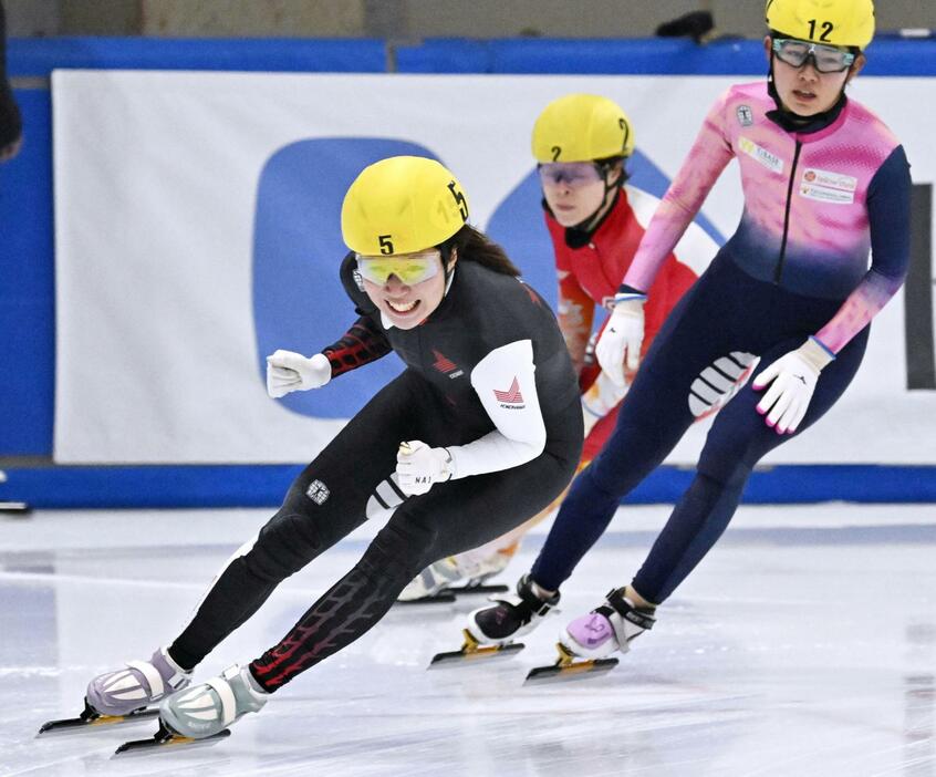 女子500メートルで優勝し、ガッツポーズする黒川輝衣（手前）＝帝産アイススケートトレーニングセンター