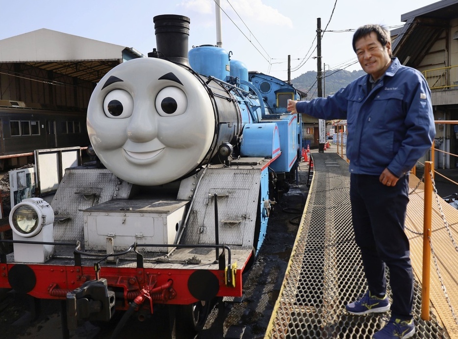 大井川鉄道の「きかんしゃトーマス号」と“名物広報”山本豊福さん＝2023年11月、静岡県島田市