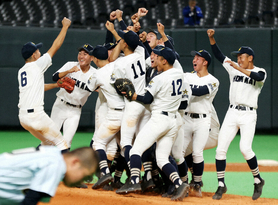 【北海－東海大札幌】東海大札幌を降して優勝し、マウンドに集まる北海の選手たち＝札幌ドームで２０２３年１０月２６日、貝塚太一撮影