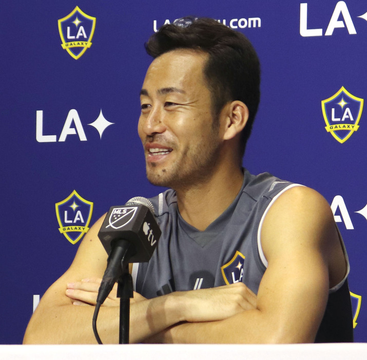 笑顔で取材に応じる米プロリーグMLS、ギャラクシーの吉田麻也＝25日、ロサンゼルス近郊のカーソン（共同）