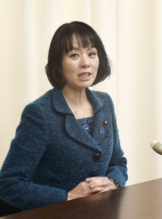 記者会見する杉田水脈氏＝15日、山口市