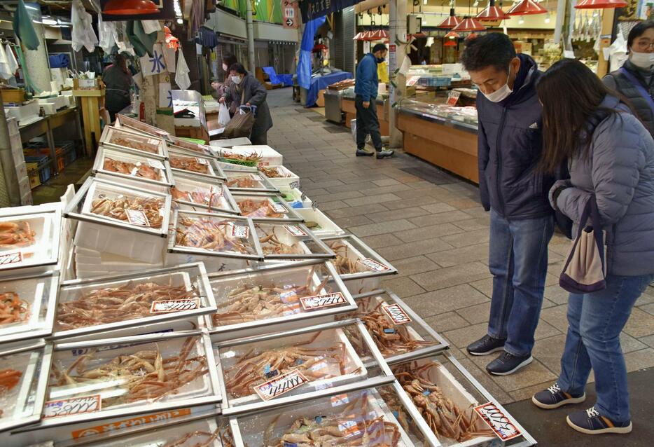 人通りがまばらな金沢市の「近江町市場」＝14日