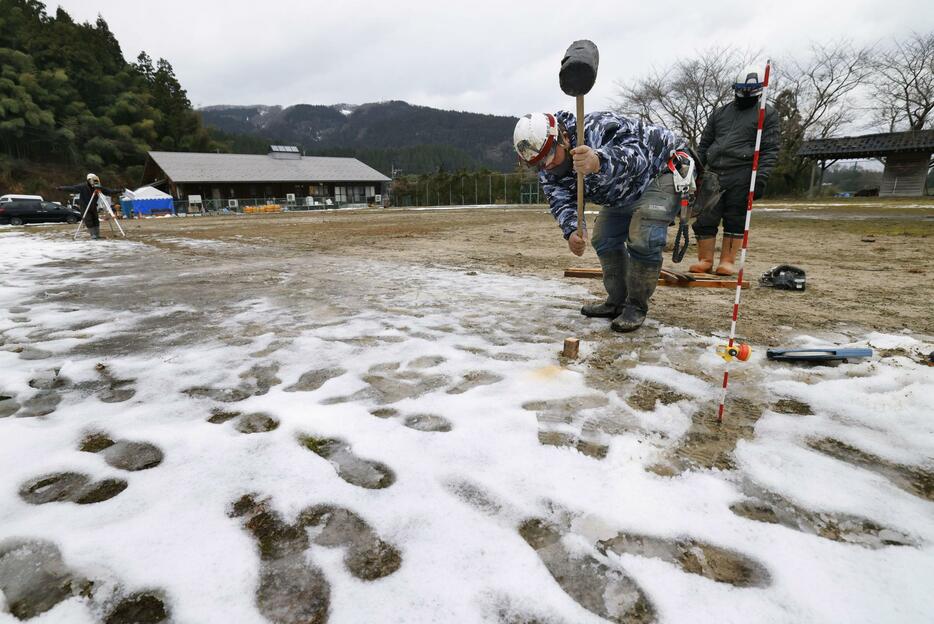 測量作業などが始まった石川県輪島市の仮設住宅建設現場＝12日午後