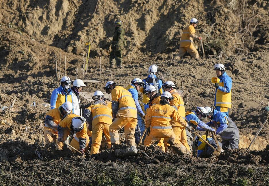 石川県珠洲市仁江町の土砂崩れ現場で、安否不明者の捜索に当たる消防隊員ら＝29日午後