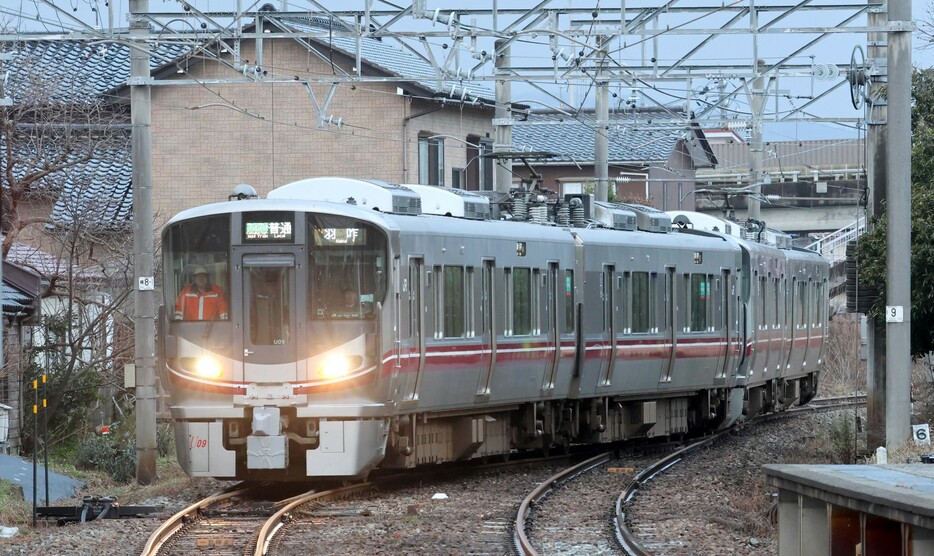 JR七尾線羽咋駅のホームに入線する車両＝１５日午前７時２８分