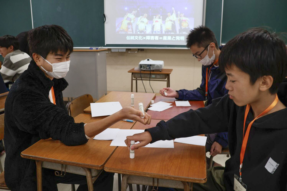 「FC今治高里山校」での体験授業で意見を出し合う中学生＝2023年11月26日、愛媛県今治市