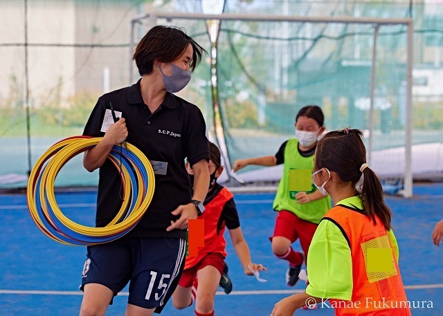 大切にしているのは安全にプレイすること。バルサ財団の取り組みをモデルとするスポーツ教室でも、セーフガーディングは基本だ。（C）Kanae Fukumura
