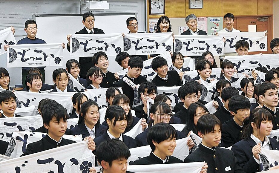 「どっこい清掃」創始者の小沢さん（左奥から2人目）を交えて記念撮影する生徒たち