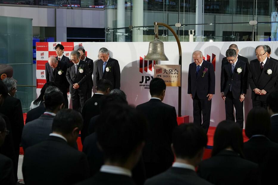 東京証券取引所の大発会で、能登半島地震の犠牲者追悼などのため黙とうする鈴木財務相（右から3人目）ら＝4日午前、東京・日本橋兜町