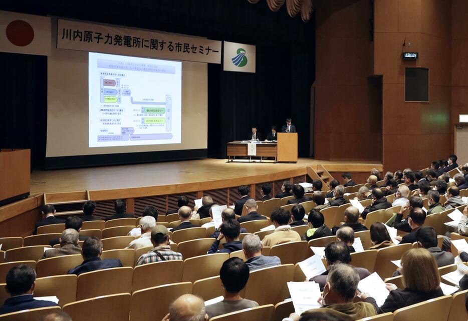 運転延長が認可された九州電力川内原発に関して開かれた住民説明会＝27日午後、鹿児島県薩摩川内市