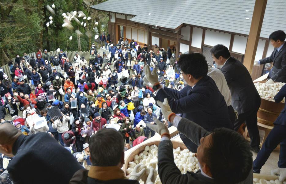 大阪府河内長野市の光滝寺で行われた餅まき大会＝28日午後