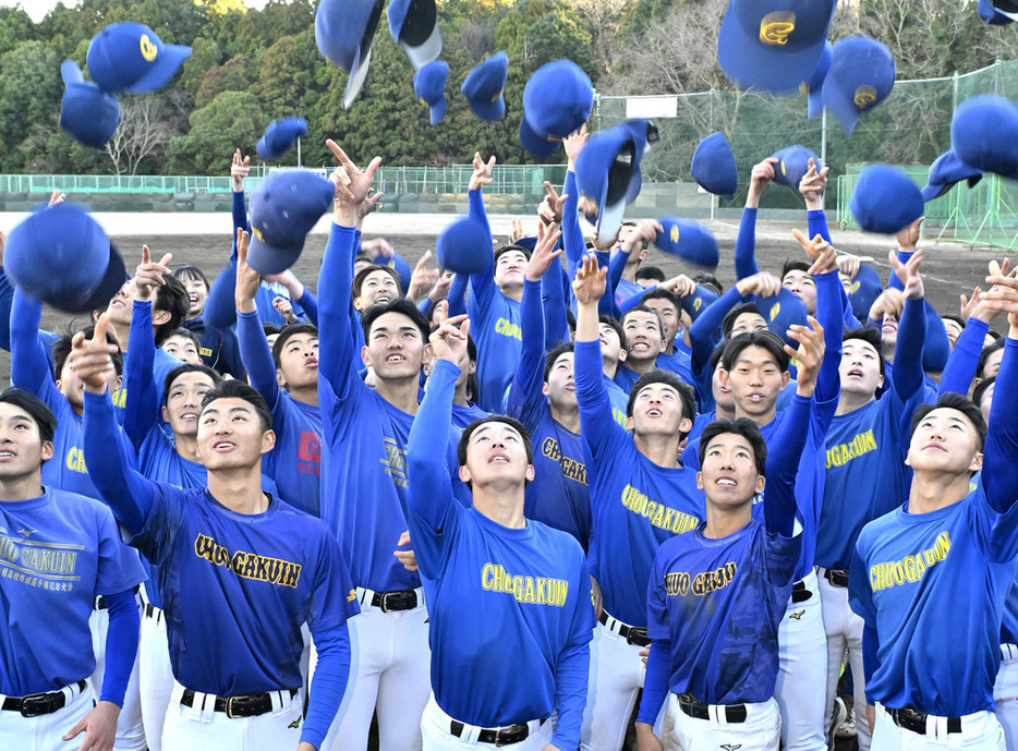 センバツ出場が決まり、喜ぶ中央学院の選手たち＝千葉県我孫子市で２０２４年１月２６日、前田梨里子撮影