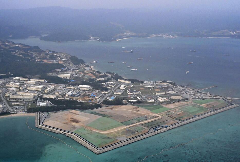 政府が工事に着手した、沖縄県名護市辺野古沖の大浦湾（奥）。湾内では軟弱地盤が見つかっている＝10日午後5時21分（共同通信社機から）