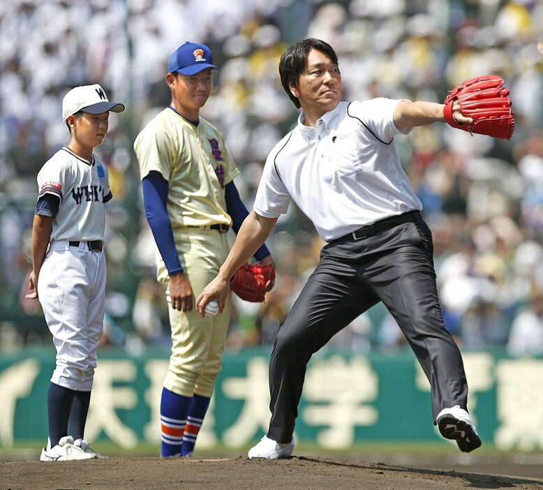 第１００回全国高校野球選手権大会の開幕試合で始球式を務める松井秀喜さん＝２０１８年８月５日、甲子園球場