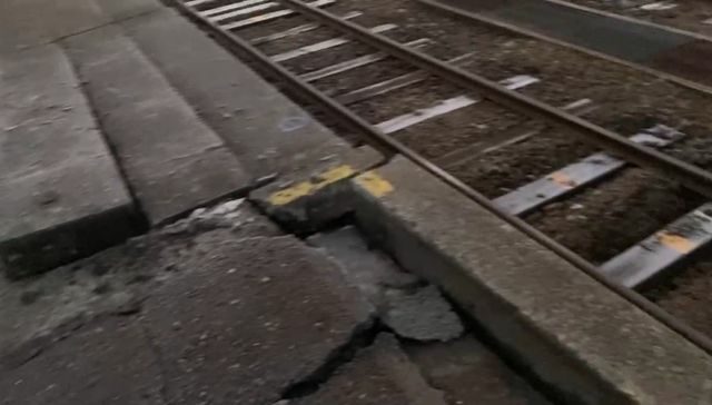 大きな被害を受けた穴水駅　ホームは隆起し線路は波打っていた（提供：山崎氏）