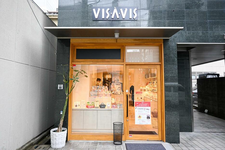 VISAVIS（ヴィザヴィ）薬院店