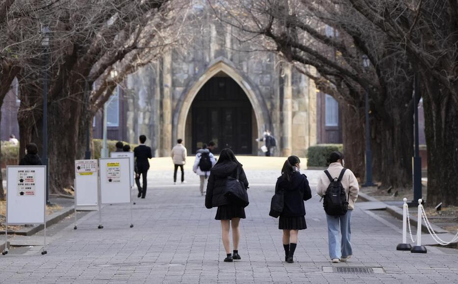 大学入学共通テストの会場に向かう受験生ら＝13日午前、東京都文京区の東大