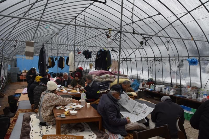 ビニールハウスでの避難生活の様子＝石川県輪島市、１月９日