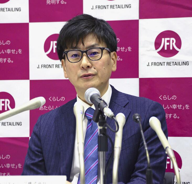 J・フロントリテイリングの社長就任が決まり、記者会見する小野圭一氏＝30日午後、東京都港区