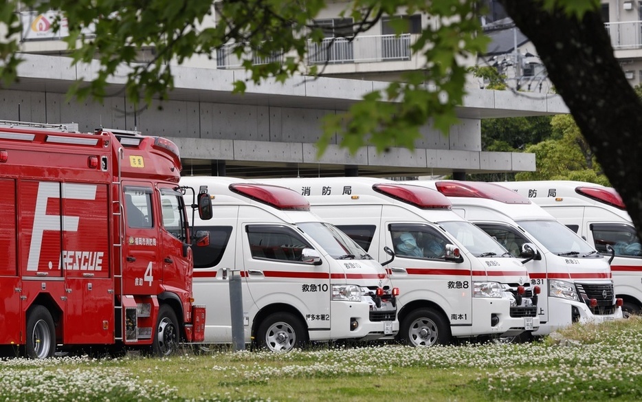 国立病院機構九州がんセンターに集まった救急車＝2023年5月、福岡市