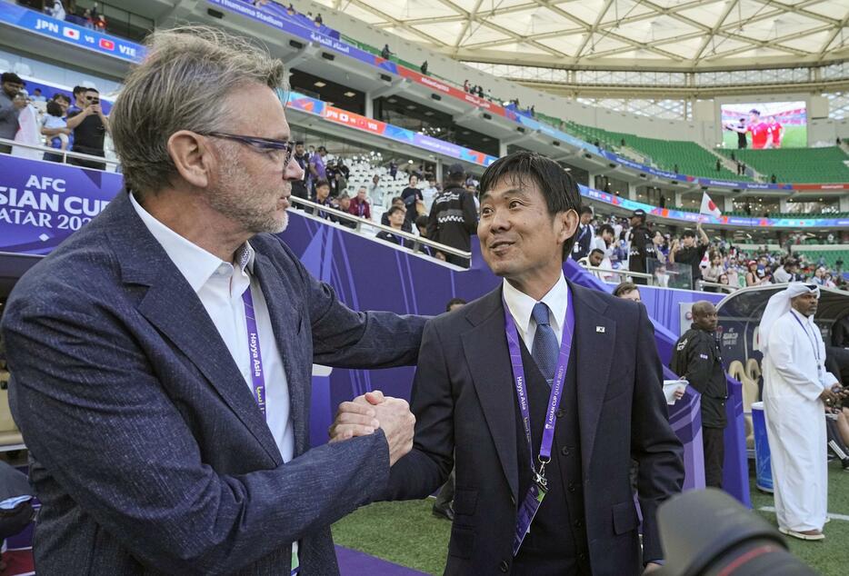 試合開始前に握手を交わす森保監督（右）とベトナムのトルシエ監督＝ドーハ（共同）