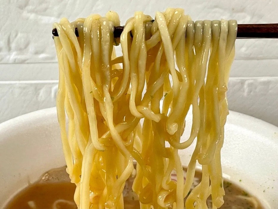 ノンフライちぢれ太麺とスープとの絡み方がしっかりと計算されている