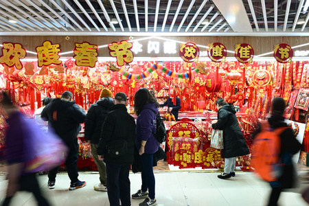 春節を迎えるための切り絵を販売する北京市の店（2024年1月14日撮影、資料写真）。
