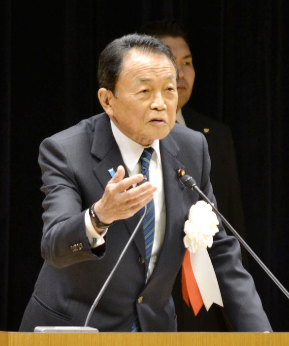 福岡県芦屋町で講演する自民党の麻生副総裁＝28日