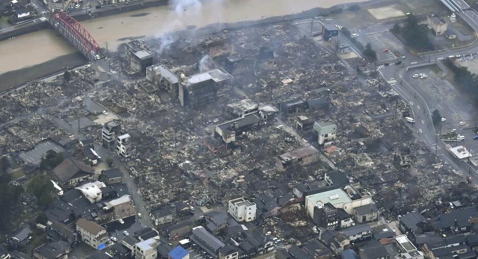 石川県輪島市で、火災により一面が焼けた「輪島朝市」＝3日午後3時2分（共同通信社ヘリから）