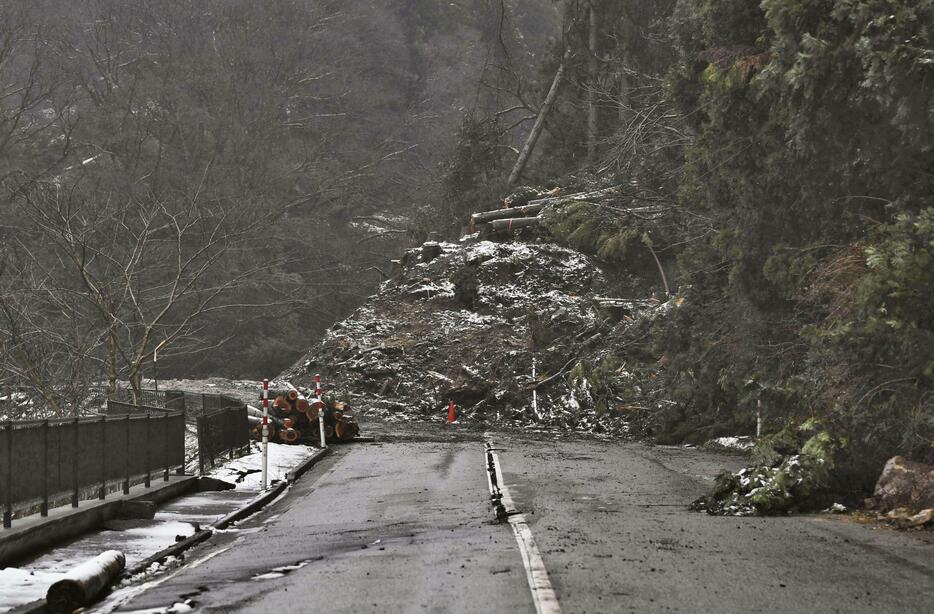 地震による土砂崩れで寸断されたままの国道249号＝7日午後1時23分、石川県輪島市