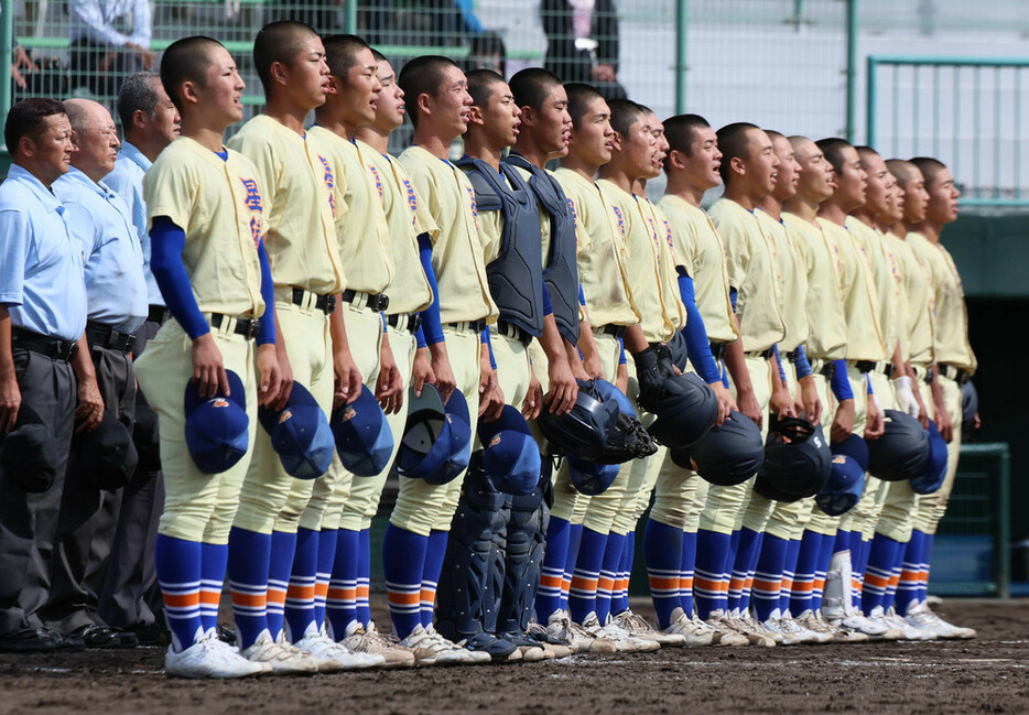 北信越大会で優勝し、校歌を歌う星稜の選手たち＝福井市の福井県営球場で２０２３年１０月２３日、三村政司撮影