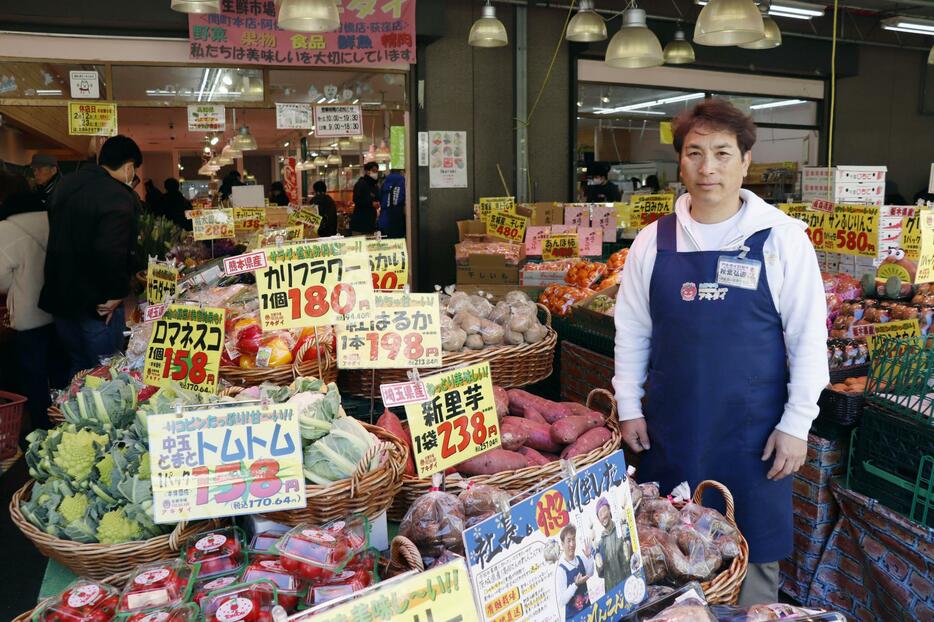 取材に応じるスーパー「アキダイ」の秋葉弘道社長＝1月17日、東京都練馬区