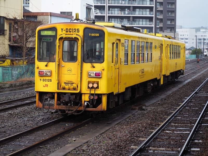 ＪＲ九州が新観光列車「かんぱち・いちろく」に改造する３両のうち１両となるキハ１２５＝２０１９年２月３日、大分県日田市（筆者撮影）