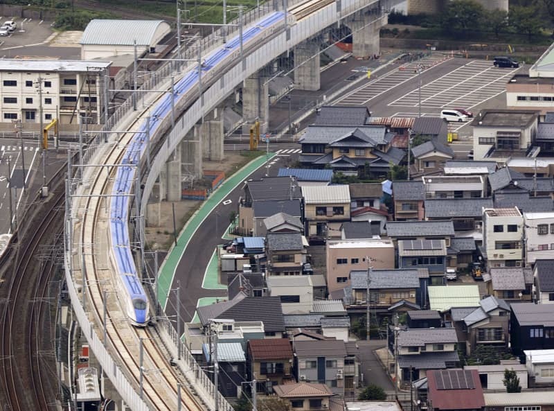 福井市内を試験走行する北陸新幹線の営業用車両「Ｗ７系」＝２０２３年１０月（共同通信社ヘリから）