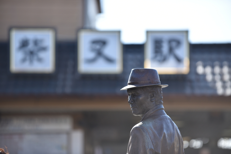 柴又駅前の寅さん像（写真：アフロ）