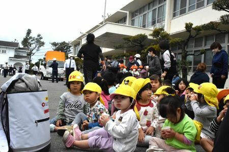 地震や津波を想定した訓練で警察学校に避難した園児ら＝１６日午前１０時１５分ごろ、沖縄県うるま市・県警察学校