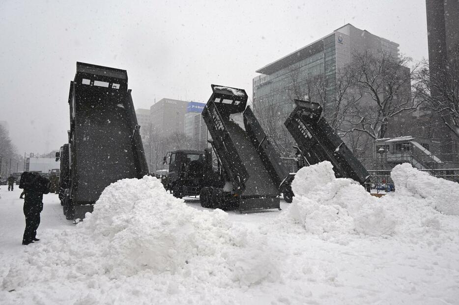 「第74回さっぽろ雪まつり」に向け、札幌市の大通公園に運び込まれた雪＝7日午前