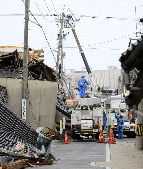 石川県輪島市で進む電気の復旧工事＝23日午後