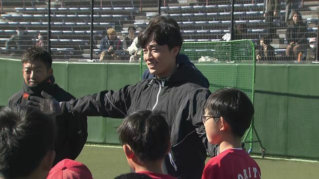 野球教室に参加した和田毅投手