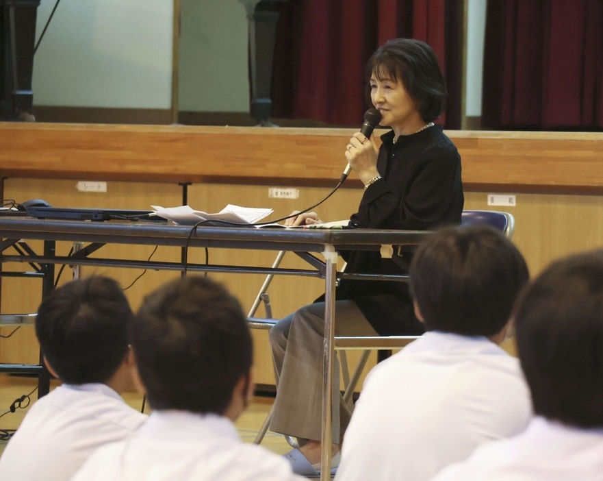 中学生に命の大切さを訴える新原さとみさん＝2023年10月、鹿児島県日置市